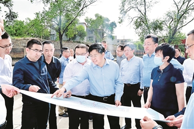 近日,阳泉市委书记姜四清就“结合党史学习教育,阳泉是如何引导全市党员干部学党史、悟思想、办实事、开新局,确保‘十四五’开好局、起好步”“如何建立长期有效的机制,推动党史学习教育融入日常”“发挥光荣革命传统,深入了解群众‘急难愁盼’,确保好事办好、实事办实”“阳泉在走好新时代网上群众路线、办理好网民留言、回应社会关切等方面,有哪些具体经验做法,取得了哪些实效”等话题接受了人民网专访。专访中,姜四清介绍,阳泉是文化古城,也是一片红色热土,为中国革命和新中国的解放、建设做出了重要贡献。阳泉市委把党史学习教育作为一项重大政治任务摆在突出位置,引导党员干部始终保持“赶考”的政治清醒,始终保持同人民群众的血肉联系,努力在人民群众的“阅卷”中取得优异成绩。